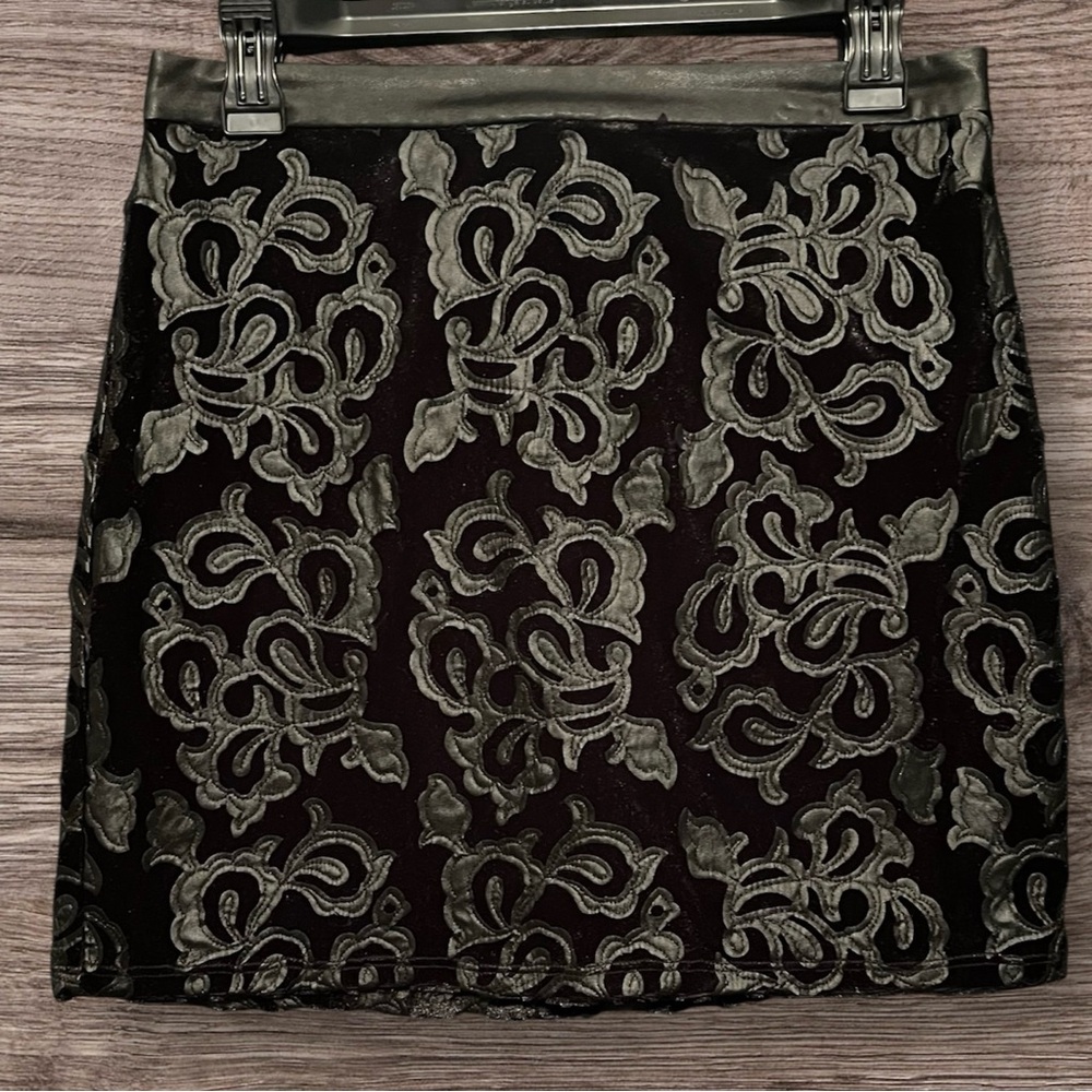 Embroidered mini skirt by XXI